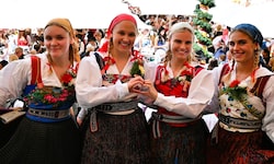 Fesche Dirndl in Gailtaler Tracht