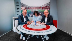 Reiter, Chase und Schröder (v. li.) bei der Vertragsunterschrift.