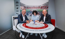Reiter, Chase und Schröder (v. li.) bei der Vertragsunterschrift.