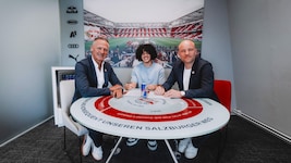 Reiter, Chase und Schröder (v. li.) bei der Vertragsunterschrift.