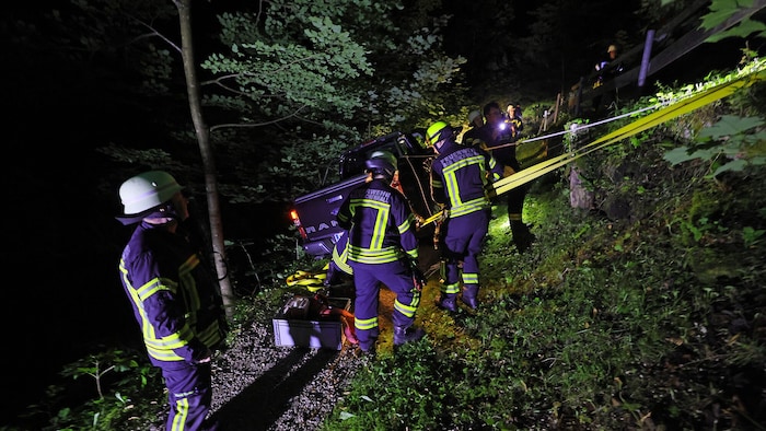 Die Einsatzkräfte konnten die Tiroler aus der brenzlichen Lage befreien und den Pick-up bergen.