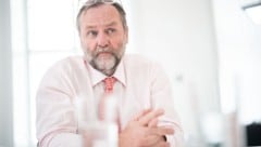 Staatssekretär Sepp Schellhorn hat als Politiker derzeit null zu lachen.