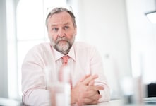 Staatssekretär Sepp Schellhorn hat als Politiker derzeit null zu lachen.