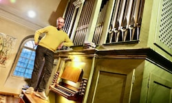 Walter Ofner ist Organist und Orgellehrer, spielt aber auch andere Instrumente wie Steirische ...