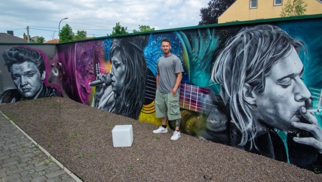 Hannes Pitzer hat in Halbturn in einem Garten Elvis, Amy Winehouse und Curt Cobain auf die ...