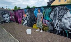 Hannes Pitzer hat in Halbturn in einem Garten Elvis, Amy Winehouse und Curt Cobain auf die ...