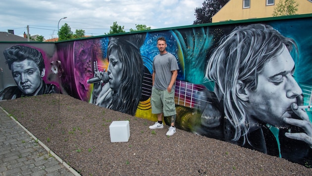 Hannes Pitzer hat in Halbturn in einem Garten Elvis, Amy Winehouse und Curt Cobain auf die ...