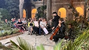 Der Grazer Cellist Erich Oskar Hütter verbindet die Menschen in Jerusalem seit 2006.