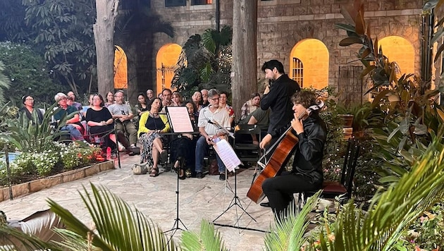 Der Grazer Cellist Erich Oskar Hütter verbindet die Menschen in Jerusalem seit 2006.
