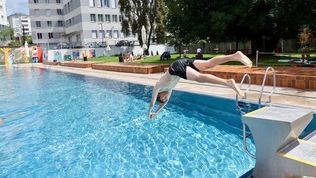 Sprung ins kühle Nass: Im launischen Juli hatte man dieses Vergnügen in der Steiermark oft auch ...