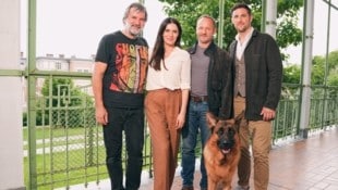 Alle sind im „Kommissar Rex“-Fieber: Regisseur Andreas Kopriva, Doris Golpashin, Maximilian ...