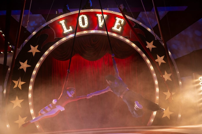 Romeo und Julia verliebt im Zirkuszelt