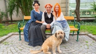 Christoph Fälbl mit Nadja Maleh (li.) und Caroline Vasicek sowie Hündin Goldie.