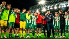 Stöger spricht im Kreis zu seinen Spielern nach dem Schlusspfiff.