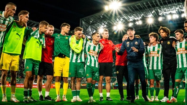 Stöger spricht im Kreis zu seinen Spielern nach dem Schlusspfiff.