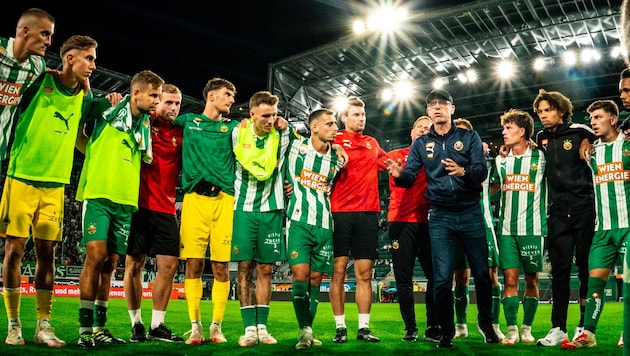 Stöger spricht im Kreis zu seinen Spielern nach dem Schlusspfiff.