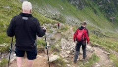 Bergretter begleiteten den 60-Jährigen zur Bahn.