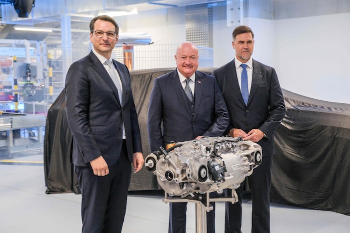 BMW-Produktionsvorstand Milan Nedeljković, Bundeskanzler Christian Stocker und BMW-Steyr-Chef ...