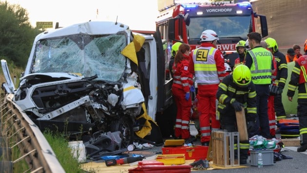 Der schwere Auffahrunfall passierte gegen 6 Uhr früh auf der A1 bei Laakirchen