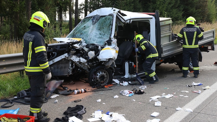Der Pritschenwagen war total demoliert