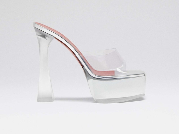 Hoch hinaus? Ultralange Beine zaubert das Model mit diesem Schuh von Amina Muaddi, ca. 1390 €.