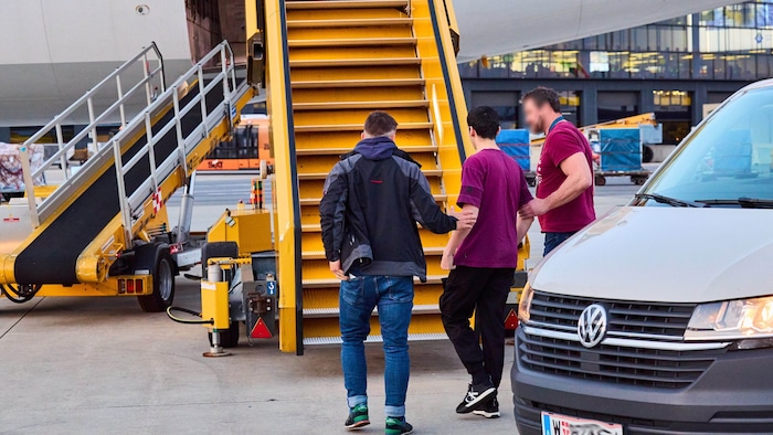 Eine Abschiebung durch Cobra-Beamte am Flughafen Wien-Schwechat (BIld). Der EuGH erhöhte nun die ...