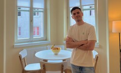 Oliver L. in seiner ersten Gemeindewohnung, die 45 Quadratmeter groß ist. Hier hat er mehr ...
