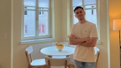 Oliver L. in seiner ersten Gemeindewohnung, die 45 Quadratmeter groß ist. Hier hat er mehr ...