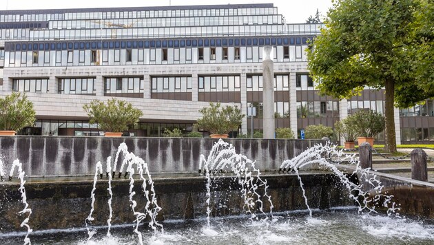 Die Bezüge-Pyramide des Landes soll evaluiert werden.