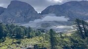 Schlammlawine wälzt sich den Berg herunter.