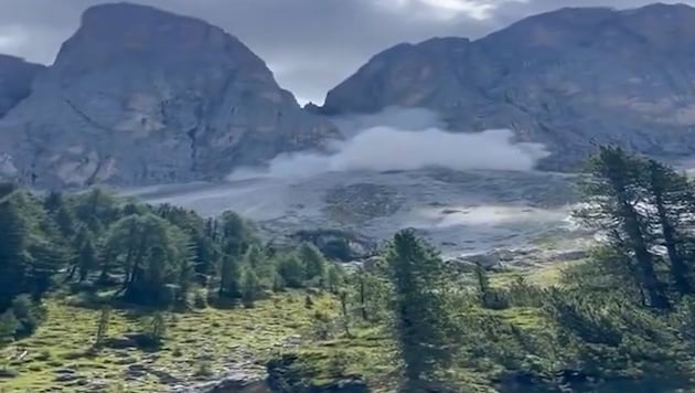Schlammlawine wälzt sich den Berg herunter.