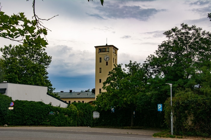 Dunkle Wolken ziehen gerade über den Friedrichshof. Die Bewohner steigen auf die Barrikaden, ...
