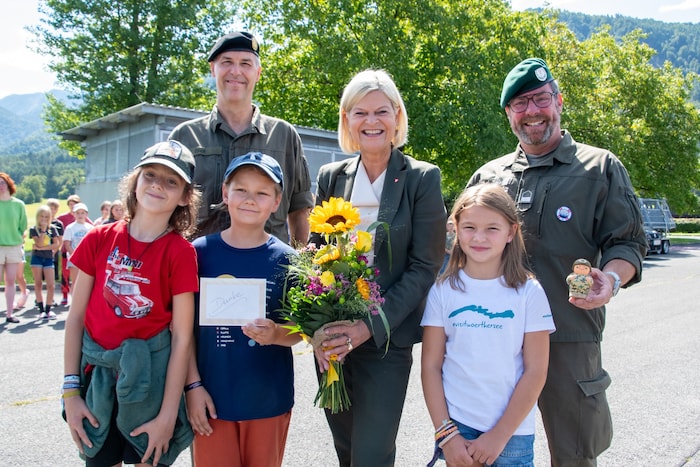 Die Ministerin wurde von Kindern, Militärkommandant Philipp Eder und Vizeleutnant Markus ...
