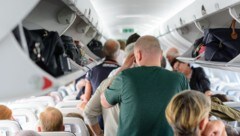 Fluggäste müssen in der Türkei auf ihren Plätzen bleiben, bis das Flugzeug zum Stillstand ...