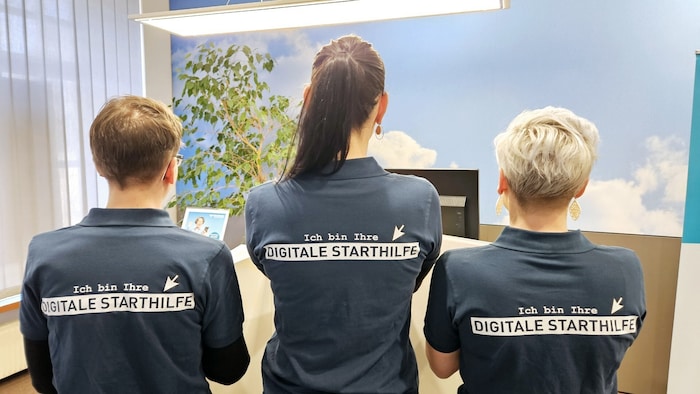 Mitarbeiter helfen bei den Service-Terminals und im Volksbank-Hausbanking.
