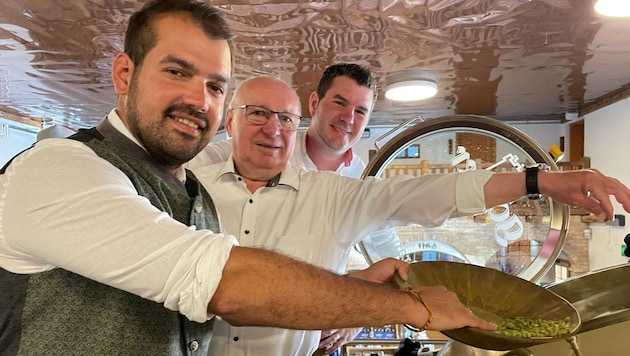 Hopfengabe von Bürgermeister Kilian Brandstätter, Alt-Bgm. Hans Schrammel und Golser Bier-Chef ...