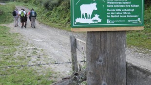 In Tirol wird mit solchen Tafeln vor Mutterkühen gewarnt.