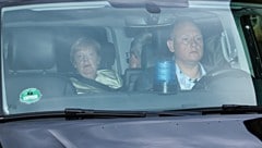 Angela Merkel fuhr strengstens abgeschirmt im dunklen Van in den Innenhof vor.