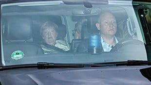 Angela Merkel fuhr strengstens abgeschirmt im dunklen Van in den Innenhof vor.