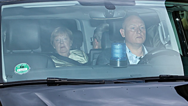 Angela Merkel fuhr strengstens abgeschirmt im dunklen Van in den Innenhof vor.