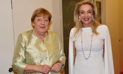 Kristina Hammer (re.), hier mit der deutschen Ex-Kanzlerin Angela Merkel, wird sich um eine ...
