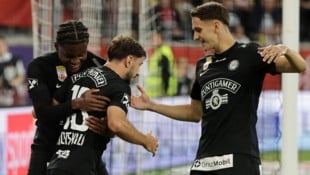 Leon Grgic (re.) brachte Meister Sturm schon nach neun Minuten in Führung.