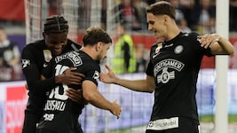 Leon Grgic (re.) brachte Meister Sturm schon nach neun Minuten in Führung.