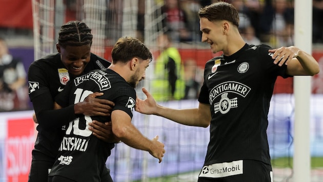 Leon Grgic (re.) brachte Meister Sturm schon nach neun Minuten in Führung.