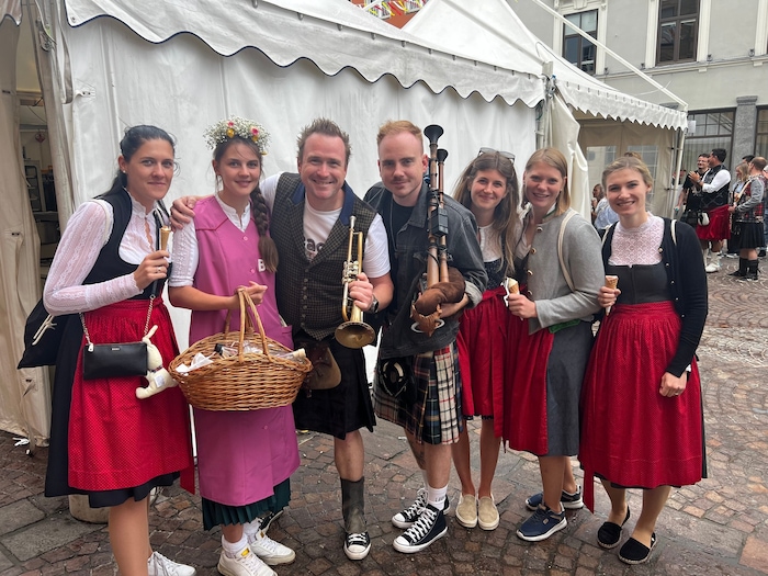Zwar nicht in Kilts, aber in Dirndln! Auch diese Polterrunde freute sich über das spontane ...