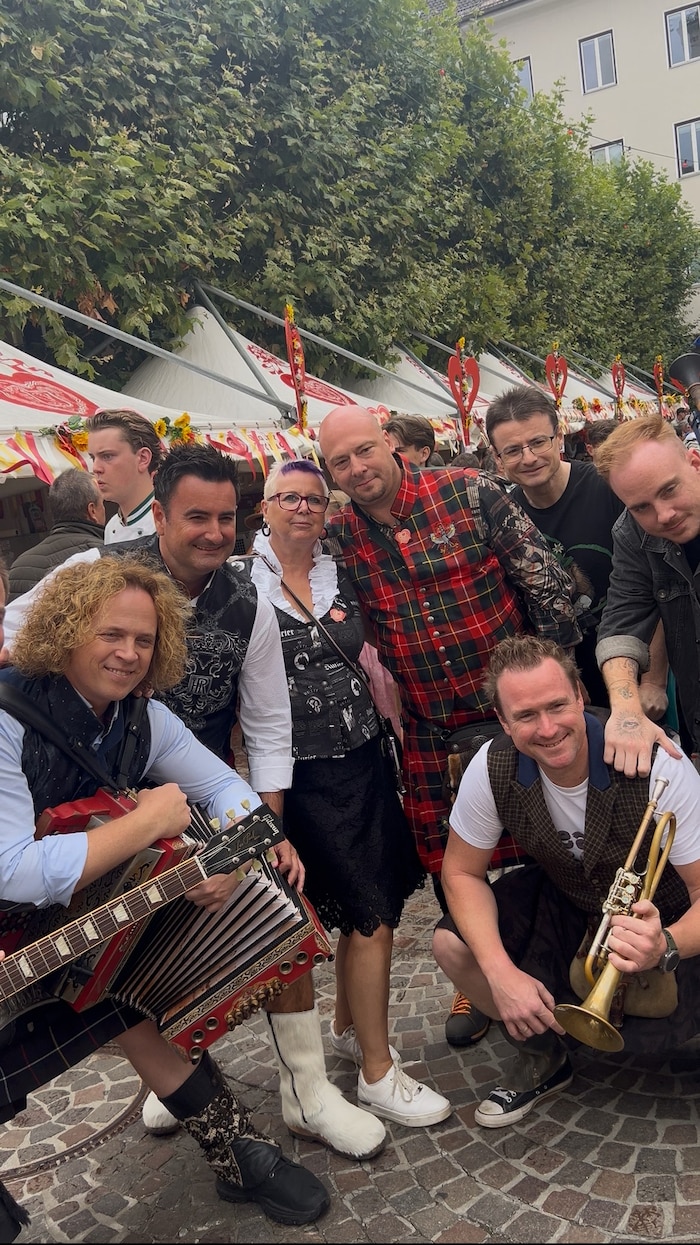 Brigitte und Josef Martin E. haben sich am Freitagnachmittag in ihren Kilt-Outfits extra auf die ...