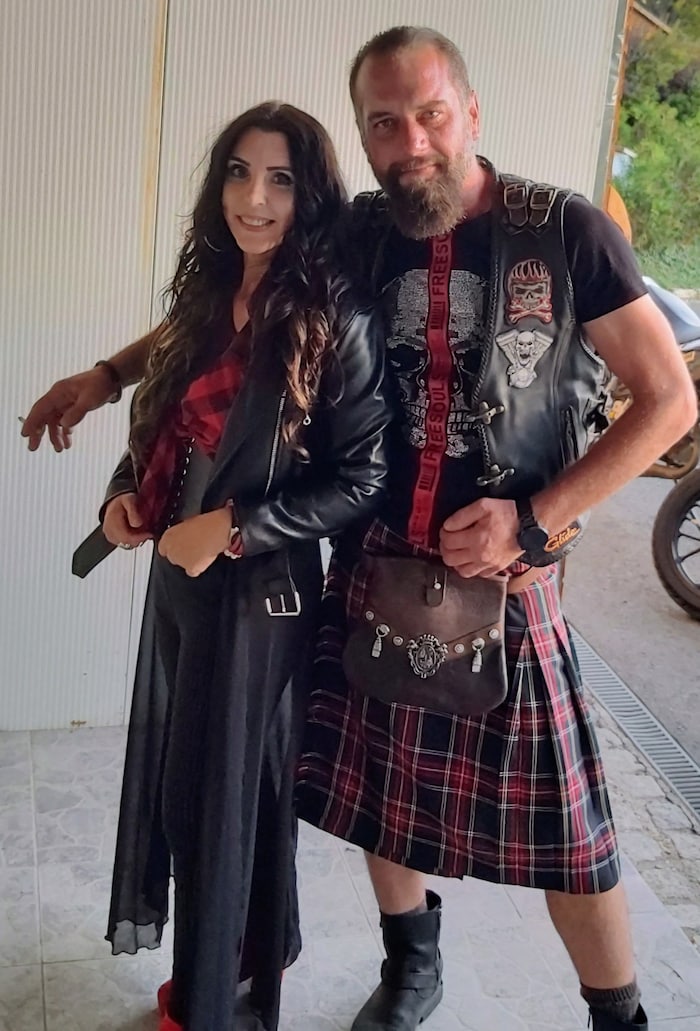 Ganz vorne im Rennen: Die rockige Partner-Version des Kirchtag-Kiltoutfits.