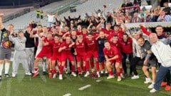 Großer Jubel bei Mannschaft und Fans nach dem 2:0-Sieg am Tivoli.