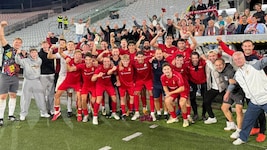 Großer Jubel bei Mannschaft und Fans nach dem 2:0-Sieg am Tivoli.
