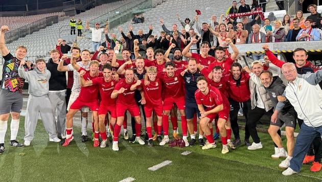 Großer Jubel bei Mannschaft und Fans nach dem 2:0-Sieg am Tivoli.